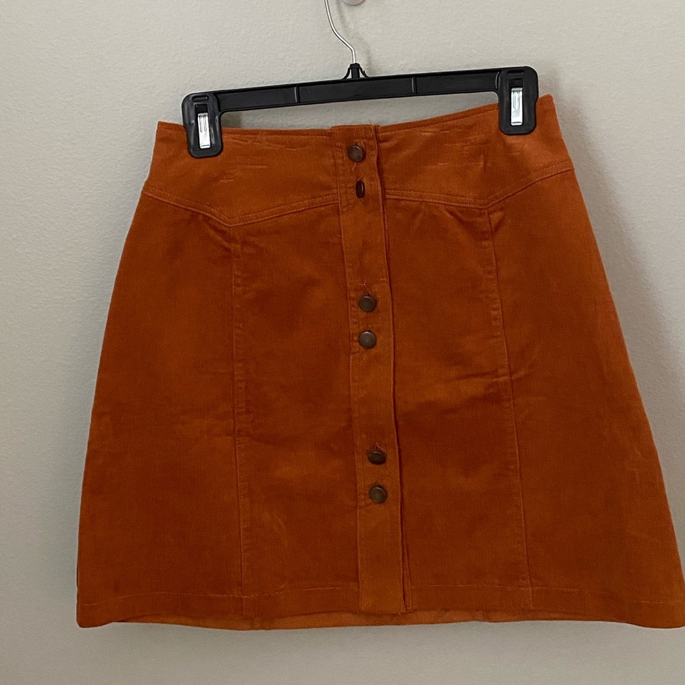 Never worn in new condition skirt.